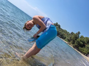 10-glamour-gf-wears-bikini