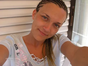 12-glamour-gf-wears-bikini