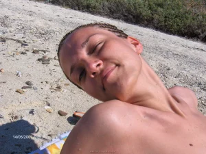 14-glamour-gf-wears-bikini