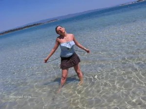 17-glamour-gf-wears-bikini