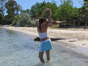 18-glamour-gf-wears-bikini