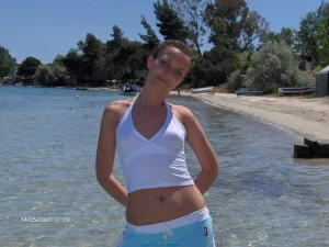 19-glamour-gf-wears-bikini