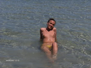 20-glamour-gf-wears-bikini