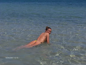 21-glamour-gf-wears-bikini