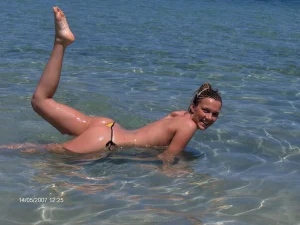 24-glamour-gf-wears-bikini