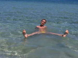 25-glamour-gf-wears-bikini