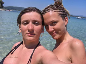 28-glamour-gf-wears-bikini