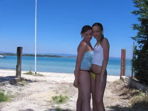 36-glamour-gf-wears-bikini