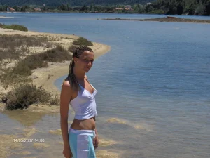 37-glamour-gf-wears-bikini