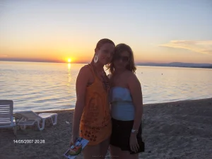 41-glamour-gf-wears-bikini