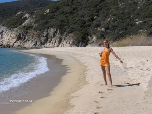 42-glamour-gf-wears-bikini