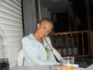 45-glamour-gf-wears-bikini