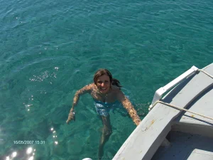 47-glamour-gf-wears-bikini