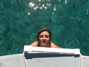 48-glamour-gf-wears-bikini