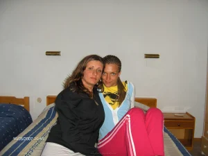 49-glamour-gf-wears-bikini