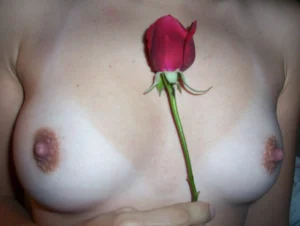 02-hairy-gf-shows-her-body