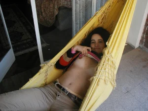 66-hairy-gf-shows-her-body