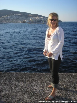 02-horny-girls-on-vacations