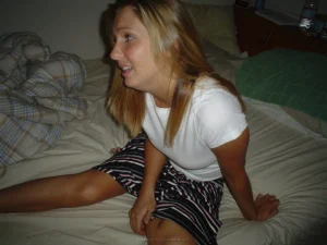 hot-gf-shows-her-sexy-body-10