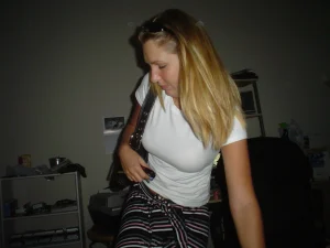 hot-gf-shows-her-sexy-body-22