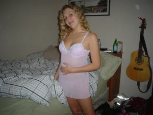 hot-gf-shows-her-sexy-body-31