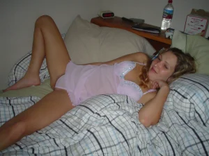 hot-gf-shows-her-sexy-body-35