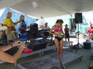 02-i-like-this-party