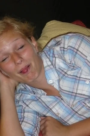 11-lost-home-erotic-photos