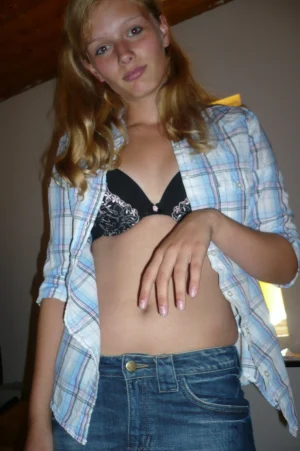 13-lost-home-erotic-photos