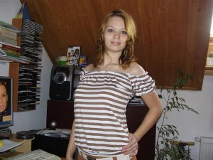 07-lovely-gf-shows-herself