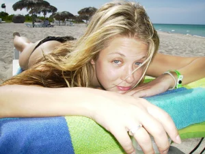 13-my-ex-gf-on-the-beach