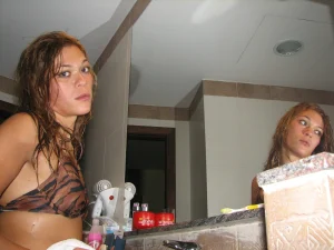 16-nude-gf-takes-a-bath