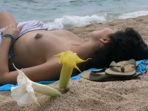 02-pregnant-gf-rests-topless