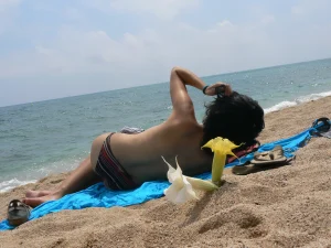 05-pregnant-gf-rests-topless