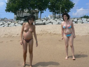 09-pregnant-gf-rests-topless