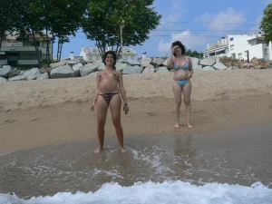 10-pregnant-gf-rests-topless