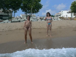 11-pregnant-gf-rests-topless