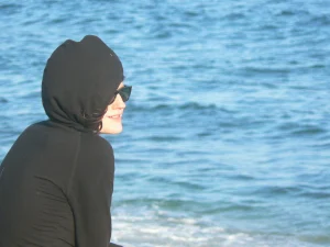 20-pregnant-gf-rests-topless