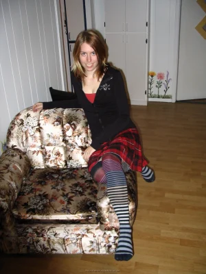 15-prette-babe-takes-off-her-clothes