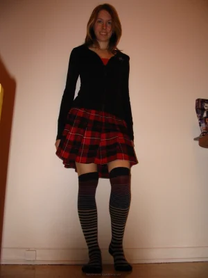 16-prette-babe-takes-off-her-clothes