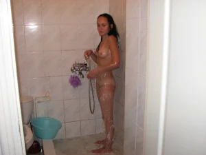 37-russian-girlfriend-posing-nude