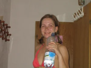 15-sexy-gf-shows-her-nipples