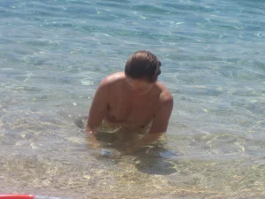 32-sexy-gf-shows-her-nipples