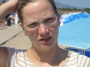 41-sexy-gf-shows-her-nipples