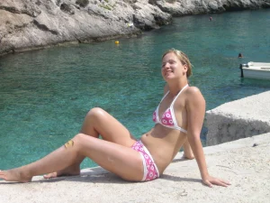 46-sexy-gf-shows-her-nipples