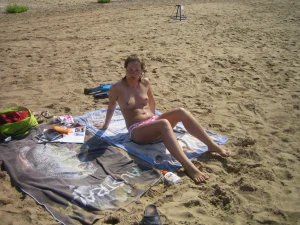 51-sexy-gf-shows-her-nipples