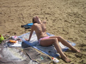 52-sexy-gf-shows-her-nipples