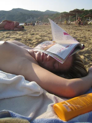 56-sexy-gf-shows-her-nipples