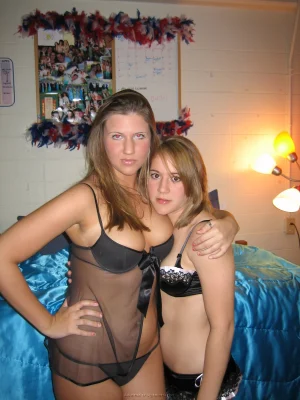 06-sexy-girls-show-their-boobs-and-asses