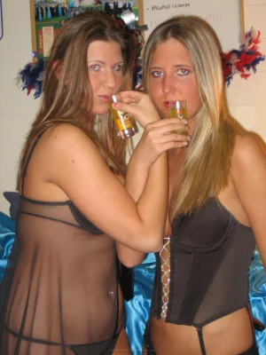 11-sexy-girls-show-their-boobs-and-asses